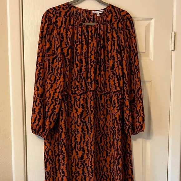 Dress - Picture 2 of 4